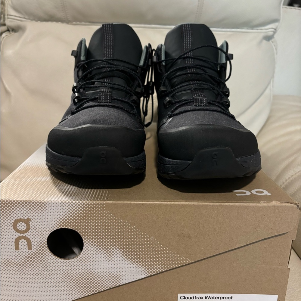 On Cloud Cloudtrax waterproof men’s boots size 11.5M NEWS with original box